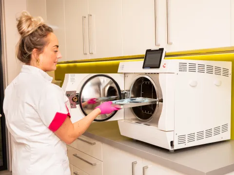 Mondzorgassistent bij autoclaaf