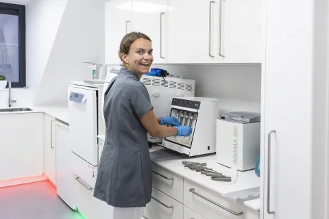 Mondzorgassistent bedient reiniger